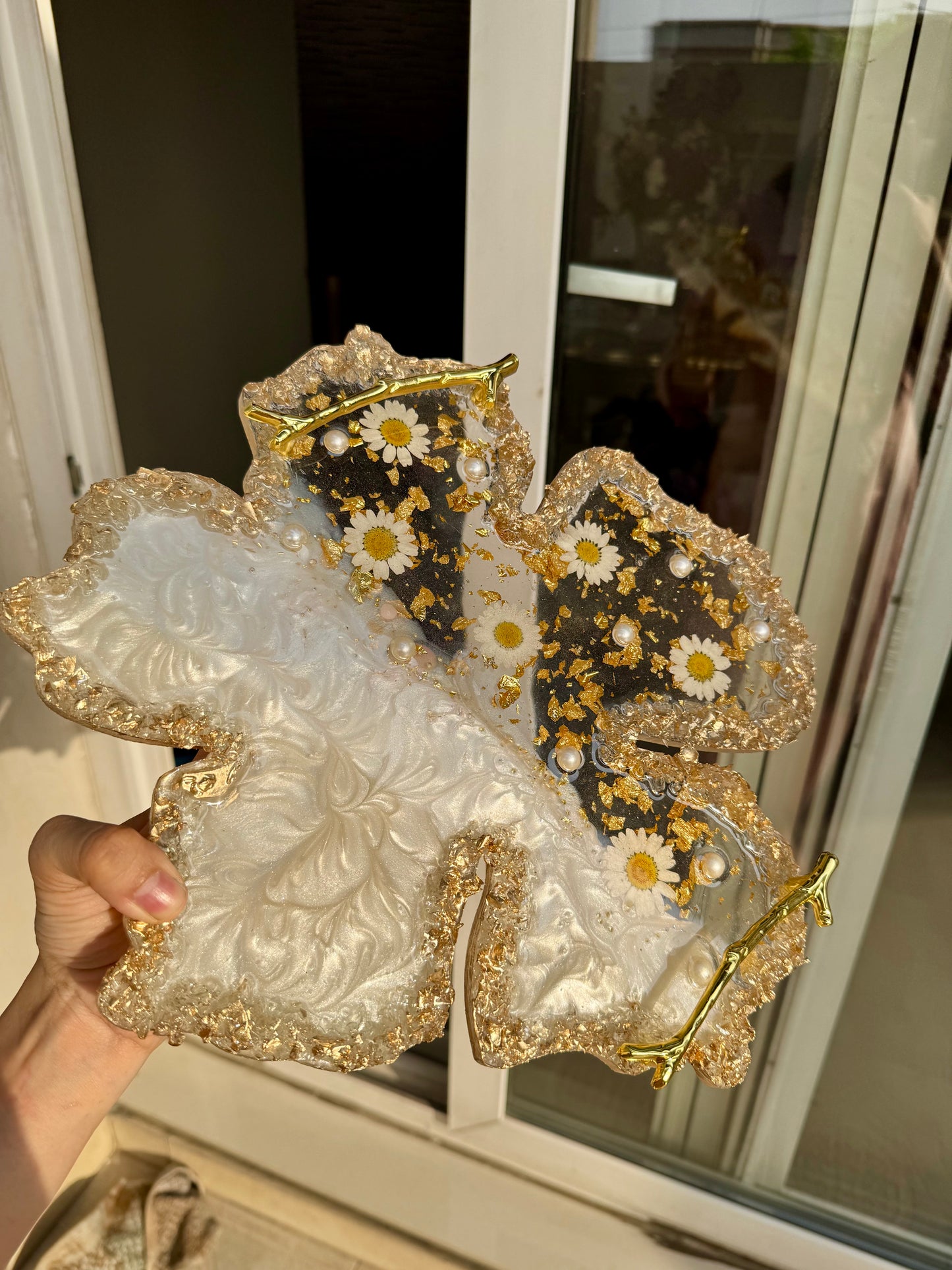 Elegant White Resin Tray & Coaster Set